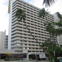 真っ白な外観。