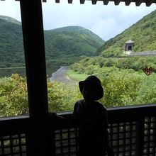 石仏資料館から精進池を臨む