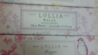 化粧品やネイルグッズなど揃ってます！