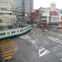 ４両編成の路面電車が、交差点を直角に曲がる浜大津駅。ド迫力！