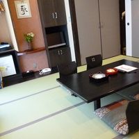 さくら館和洋室の和室８畳。お部屋の入口はこちらにあります。