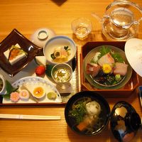 夕食。前菜、お造り、お吸い物。