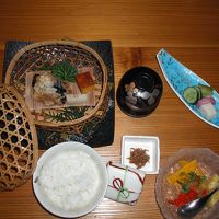 茄子の味噌焼きと御飯と味噌汁、デザート。