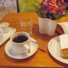 コーヒーとケーキ。花瓶がかわいいです。