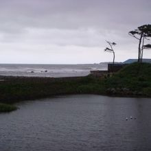 玄関前からは池越しに日本海が望めます