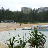 プライベートビーチからホテルを望む