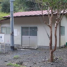 素朴な風情の駅舎外観