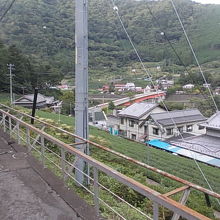 ホームから温泉施設のある方面を望みます