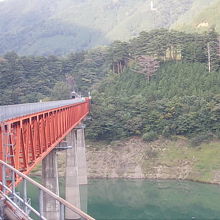 奥大井湖上駅へのレインボーブリッジを望みます