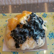 黒豆冰　（マンゴーと黒豆と練乳）