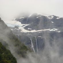 永久氷河と滝。これはスイスでも見れなかった景色です。」