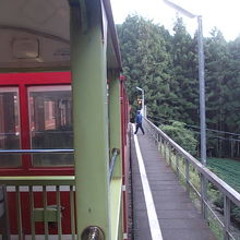 ホームは幅狭な印象がありま