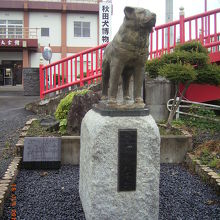 会館前の像です。