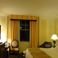 部屋は広くはない。ベッドは心地よい。