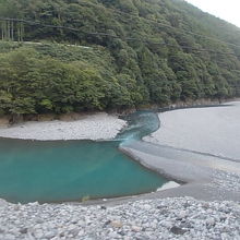 川の合流点は車窓の両側で楽しめます