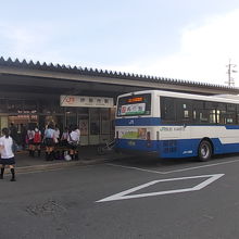 駅舎の外観。高遠方面へのJRバスも駅前から乗降できます。