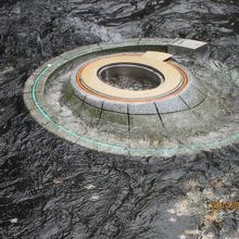 ここにめがけて投げ入れてね！見事入れば願いが叶いますよ