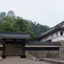 丸亀城天守閣と大手門