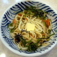 はがくれ の醤油バターうどん ￥７００− 