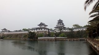 高虎の水堀に守られた今治城