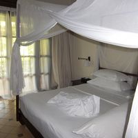 左の窓のところが入口です。部屋はこれがすべて。