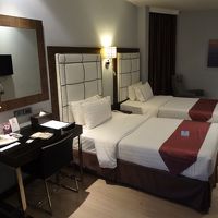 二泊目の広い部屋。夜はやや騒がしかった。