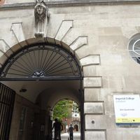 受け付けは左手