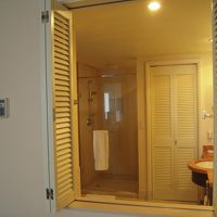 ベッドルームと一体化した開放的な客室