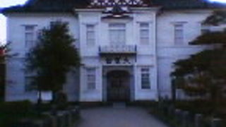 鶴岡公園内にあります。