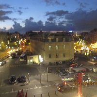 大通り側の部屋からバスティーユも遠くに眺められます