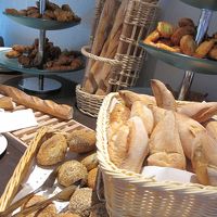 朝食のパンの一部です。さすがフランス、パンが美味