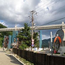 橋脚のみになった鉄橋