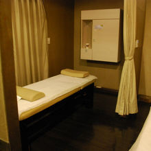 全身マッサージの個室。荷物置き（奥の箱）もあるし、安心。＾＾