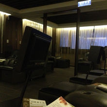 足つぼの部屋。この椅子にだらんとなって足つぼマッサージ。