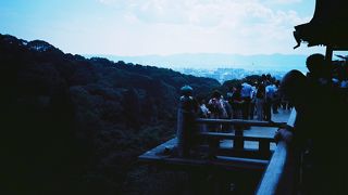 観光客でいっぱいの清水の舞台