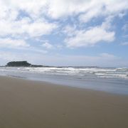 細かい砂浜と長手島