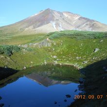 雄々しい旭岳と鏡池に映る姿！