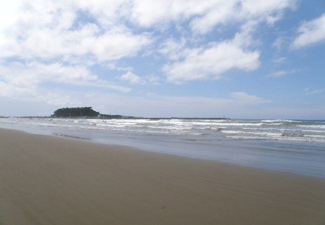 細かい砂浜と長手島