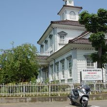 駐車場から見える旧西田川郡役所