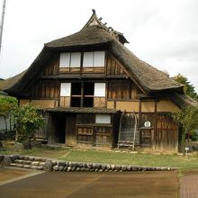 田麦俣多層民家、木造３階で当時の民具がそのまま置かれている