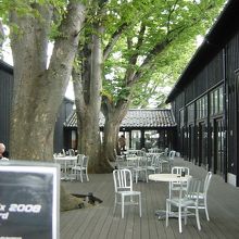 中庭のオープンテラスで屋台の飲食物をゆっくりいただける