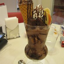 パフェの上にアイス？！