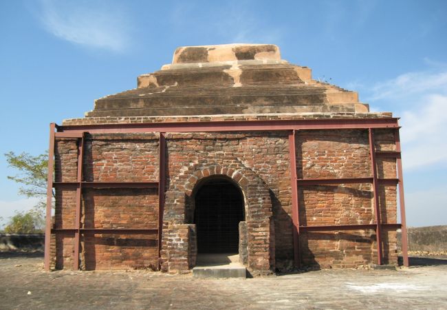 田舎の風景の中に点在する遺跡群　