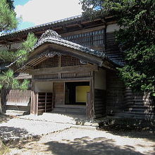 写真は正面玄関。わかりにくいですが、非常に大きな家屋です