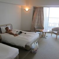 変な子が裸で寝ています(^◇^;)