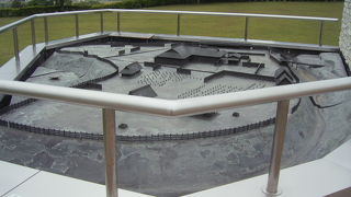 根城の跡地が広場です。