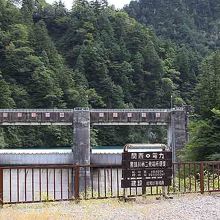 向こうは小屋平ダム