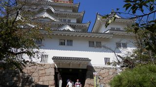 ＪＲのすぐ駅前にあるお城