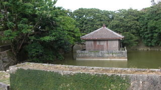 池に浮かぶ小さなお堂