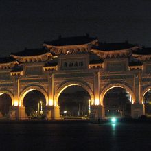 ライトアップされた正門。